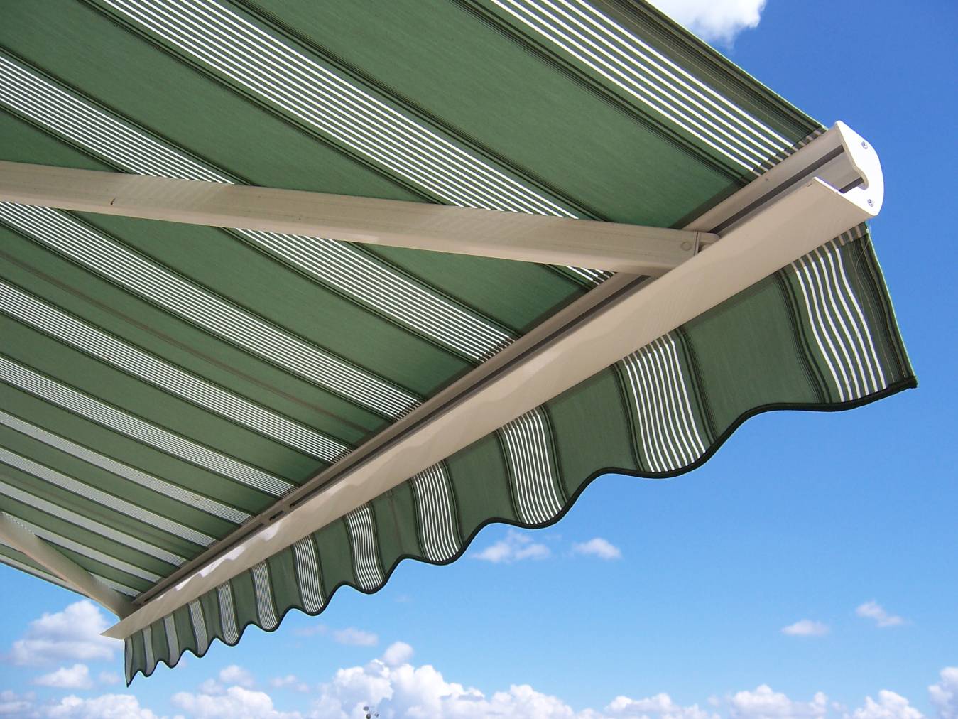 Retractable awnings near Haddon Heights, New Jersey (NJ) with different styles, functions, and more