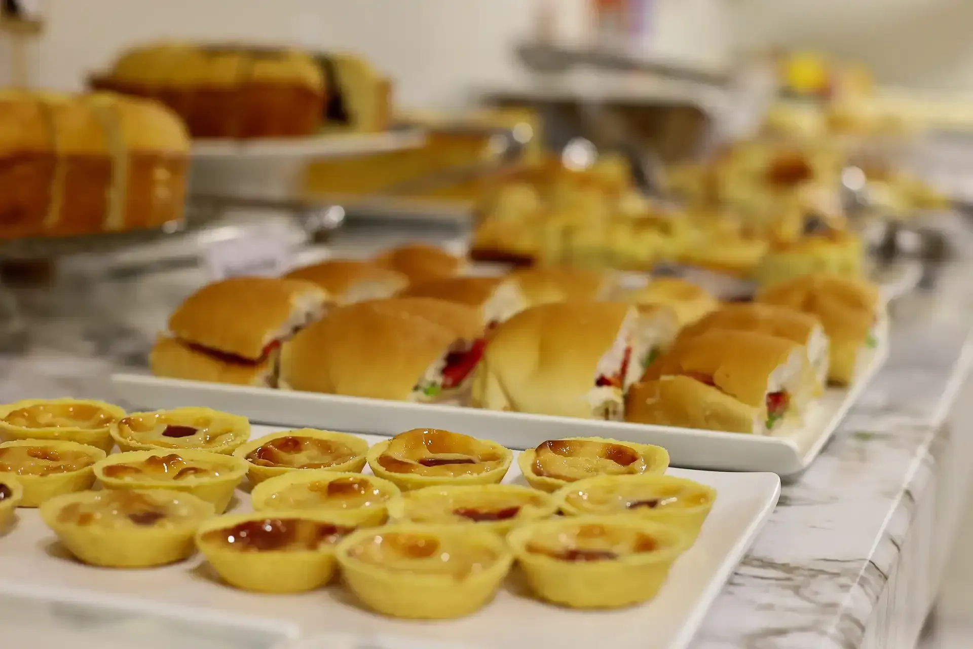 Há muitos tipos diferentes de comida na mesa.hotel-asa-branca