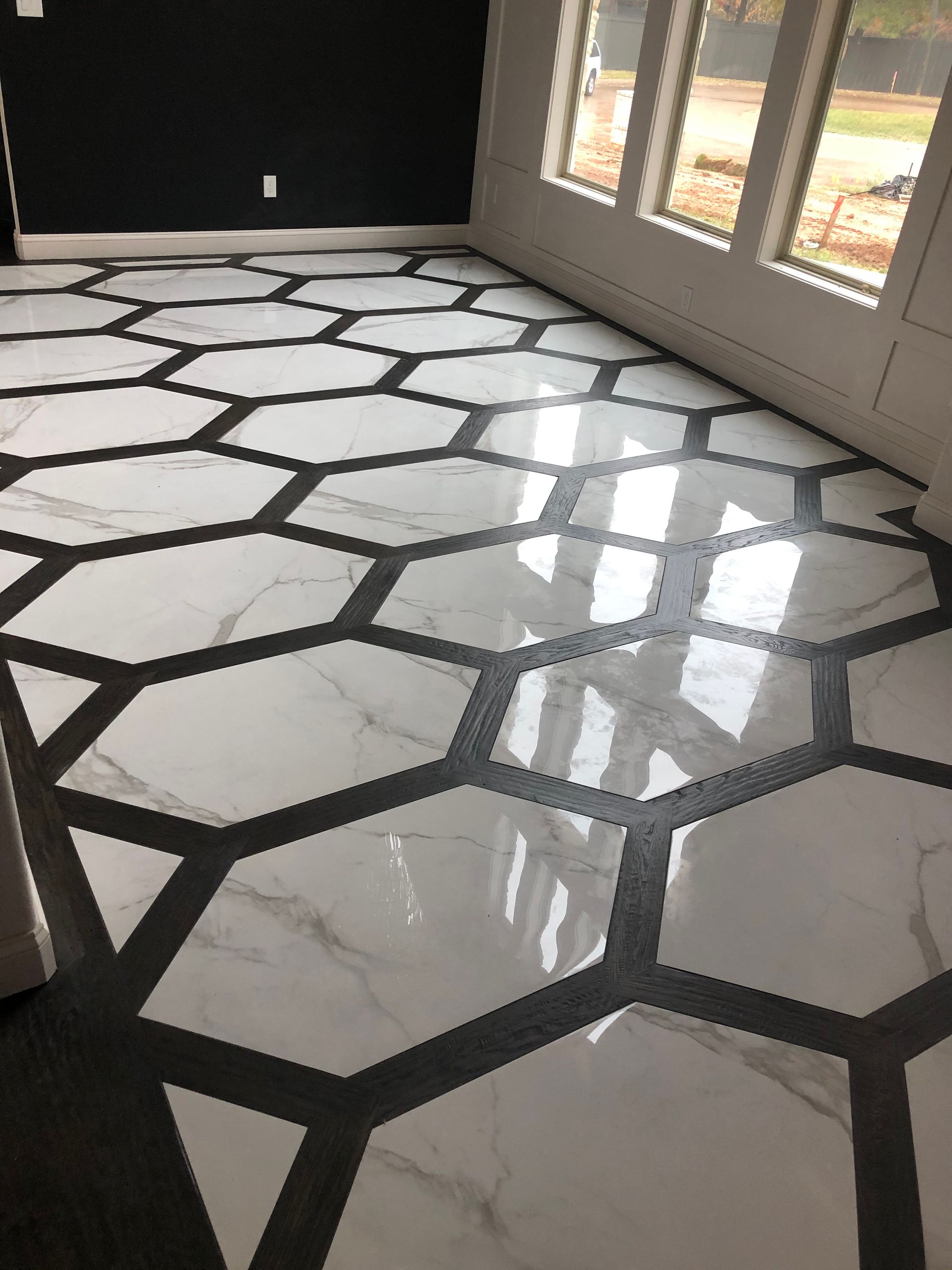 A black and white tile floor with a honeycomb pattern