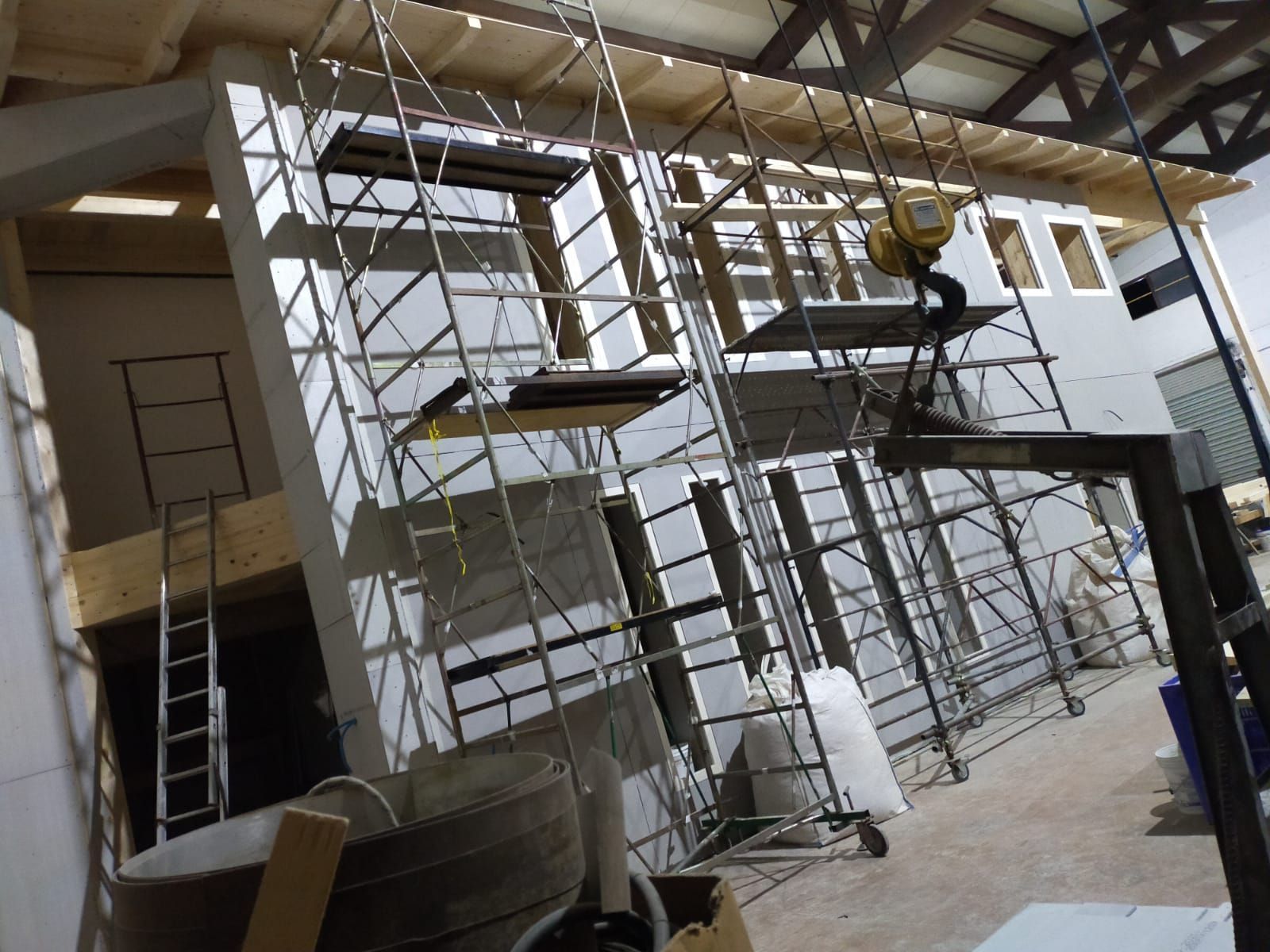 Un edificio in costruzione con impalcature appese al soffitto