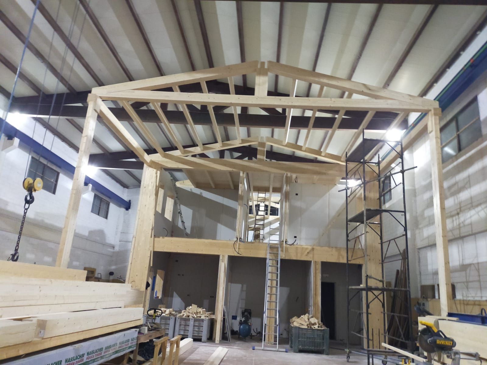 Una grande struttura in legno viene costruita in un edificio