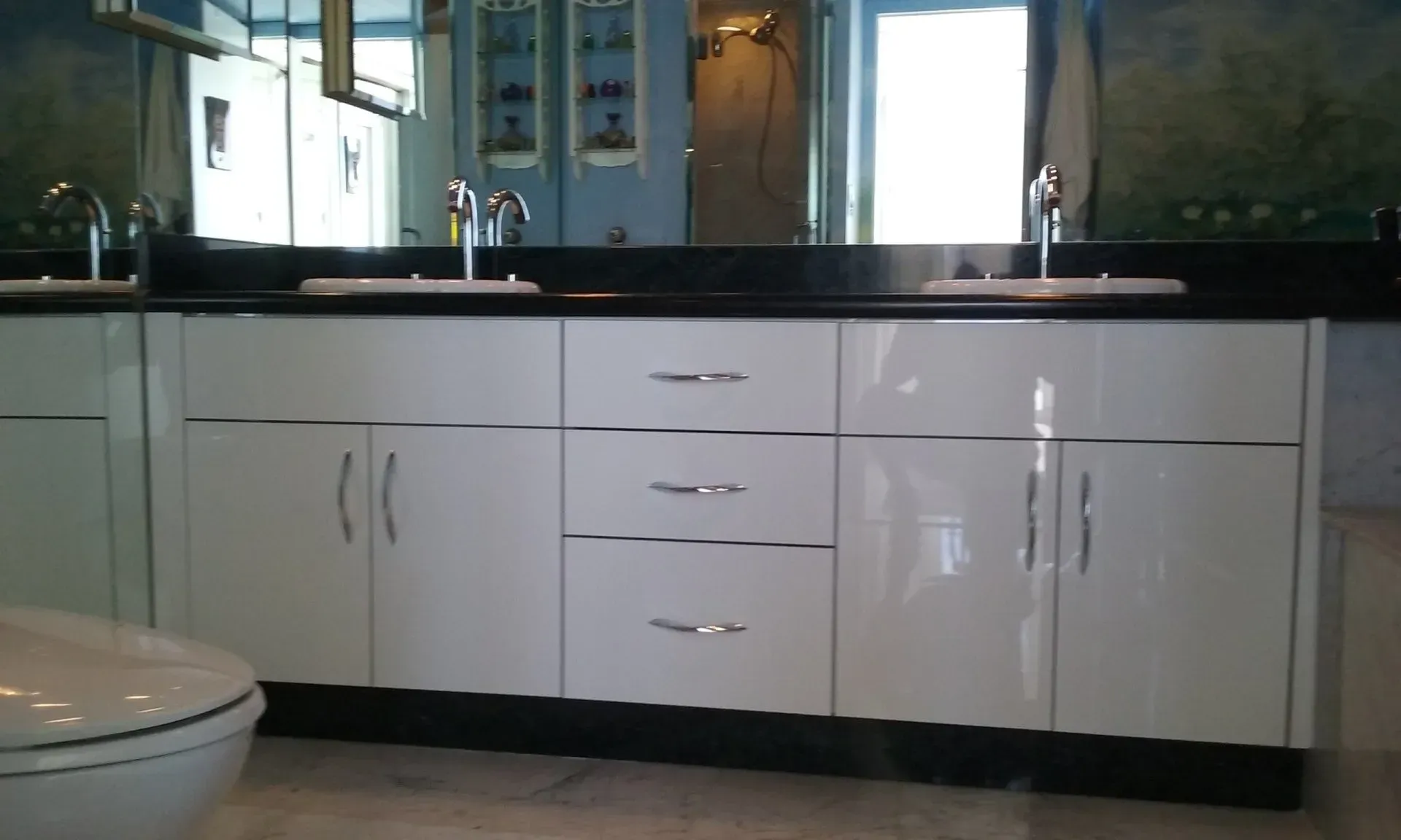 A bathroom with two sinks and a toilet