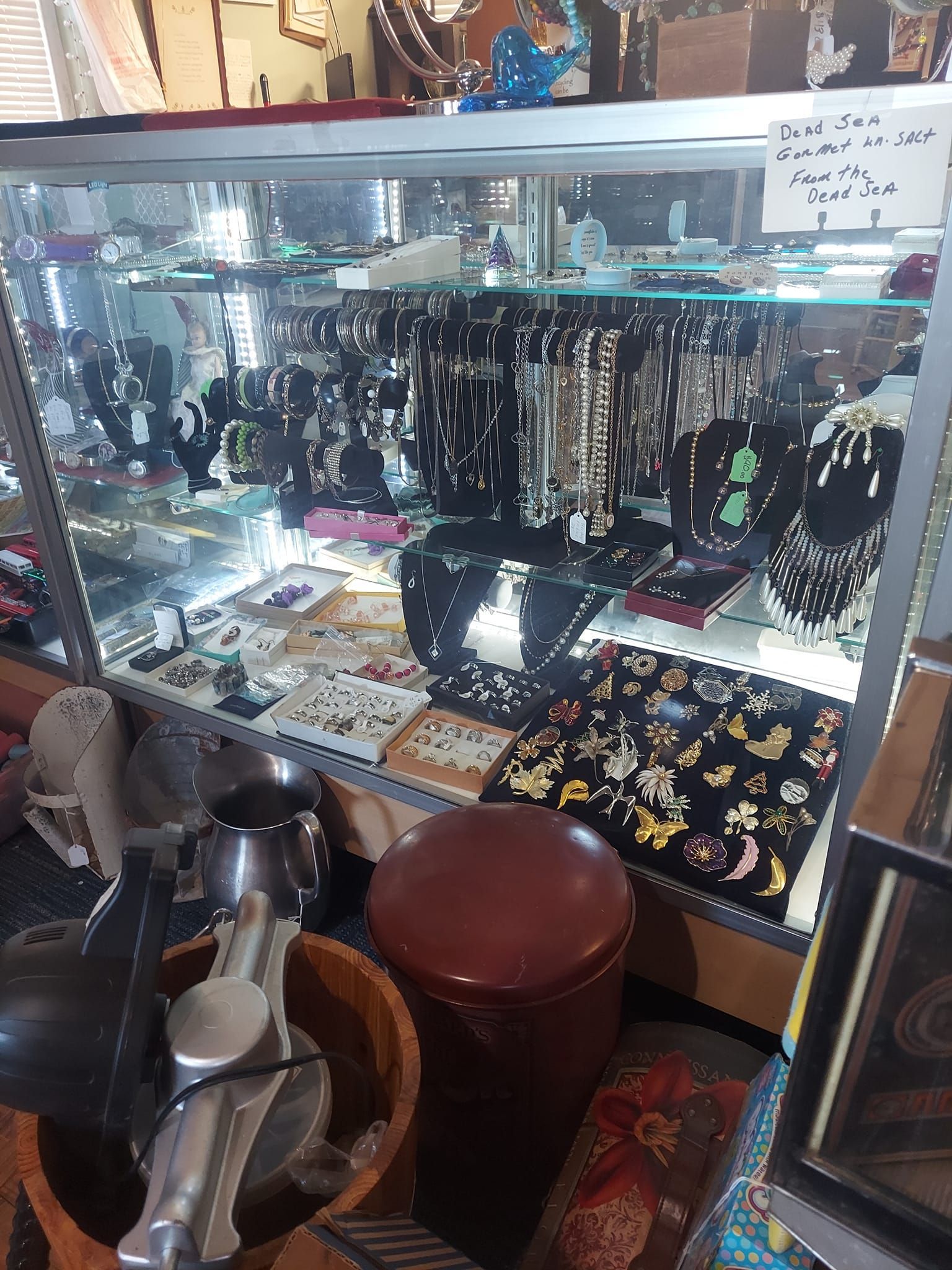 A display case filled with lots of jewelry in a store.