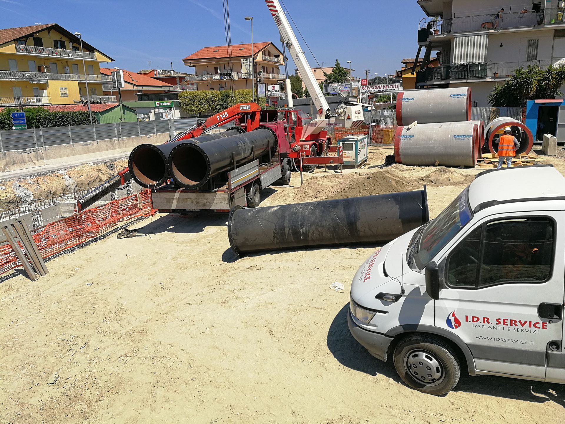Un furgone bianco con la scritta idr service sopra