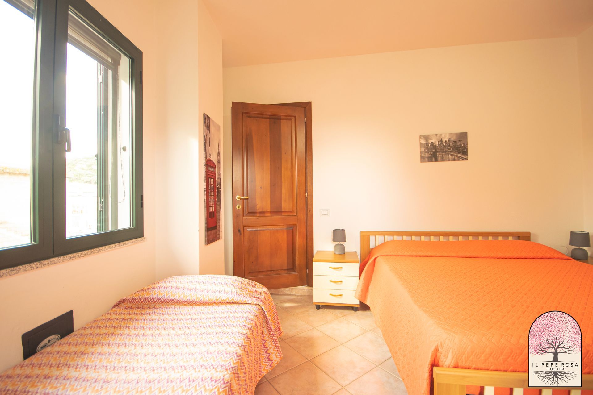Una camera da letto con due letti e una finestra.