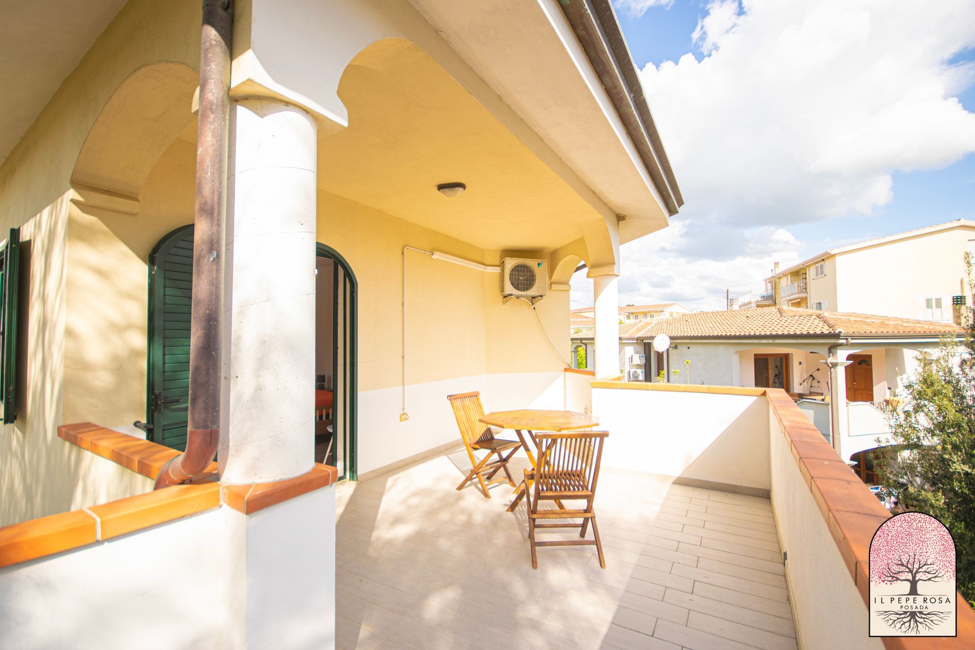 Un balcone con tavolo e sedie