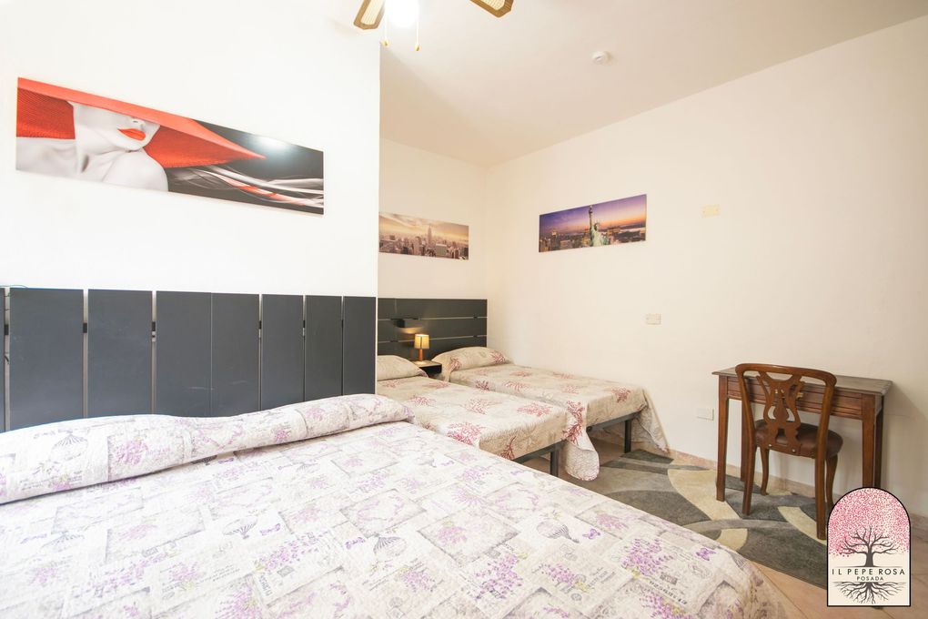 Una camera da letto con un letto e un quadro sul muro