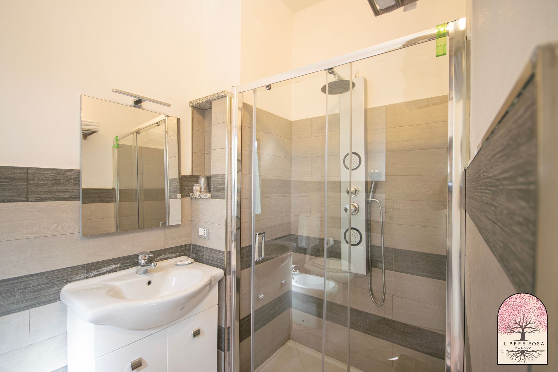 Un bagno con lavandino e cabina doccia.