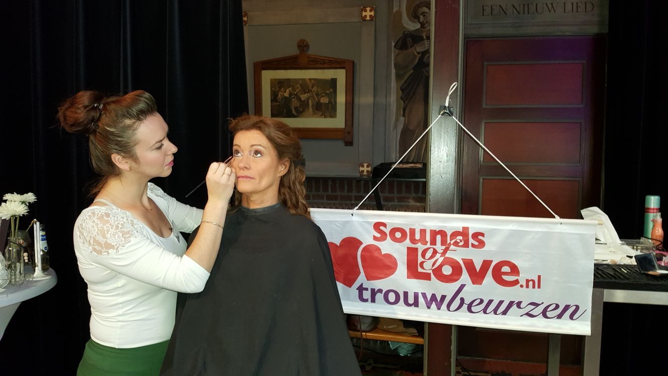 Ervaren bruidsstylist voor professionele bruidskapsel en makeup in Tilburg.