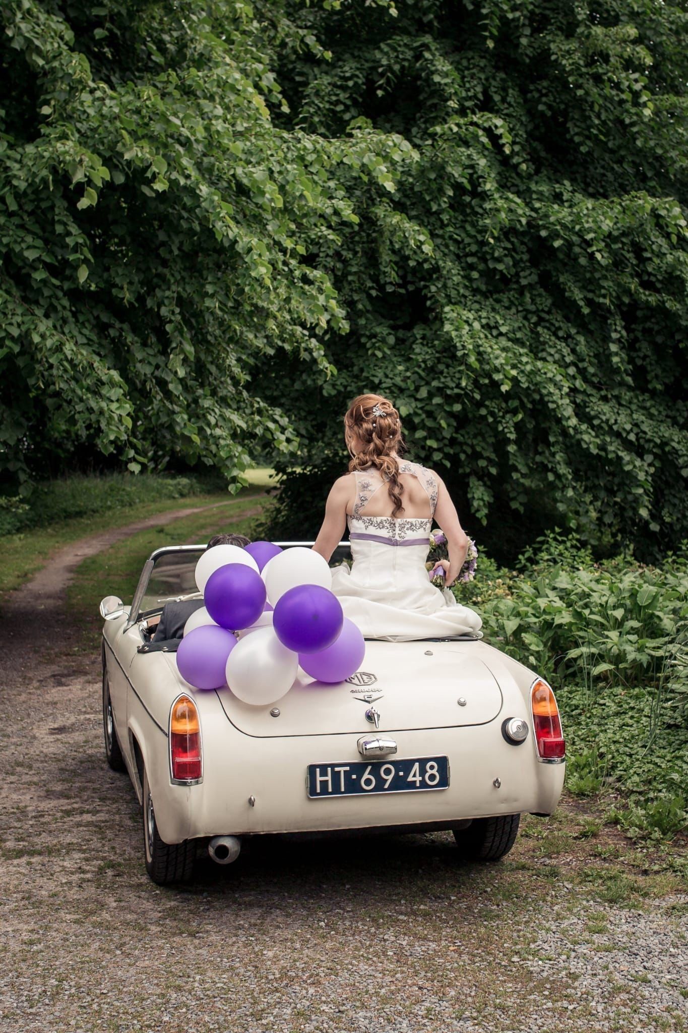 Bruiloft met prachtige bruidsmake-up en haar