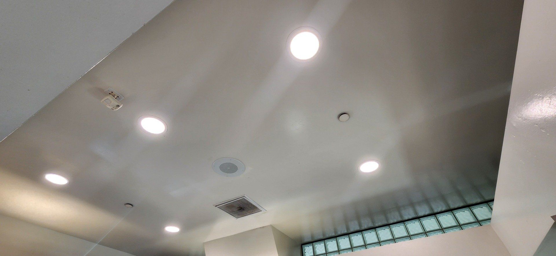 A ceiling with a lot of lights on it