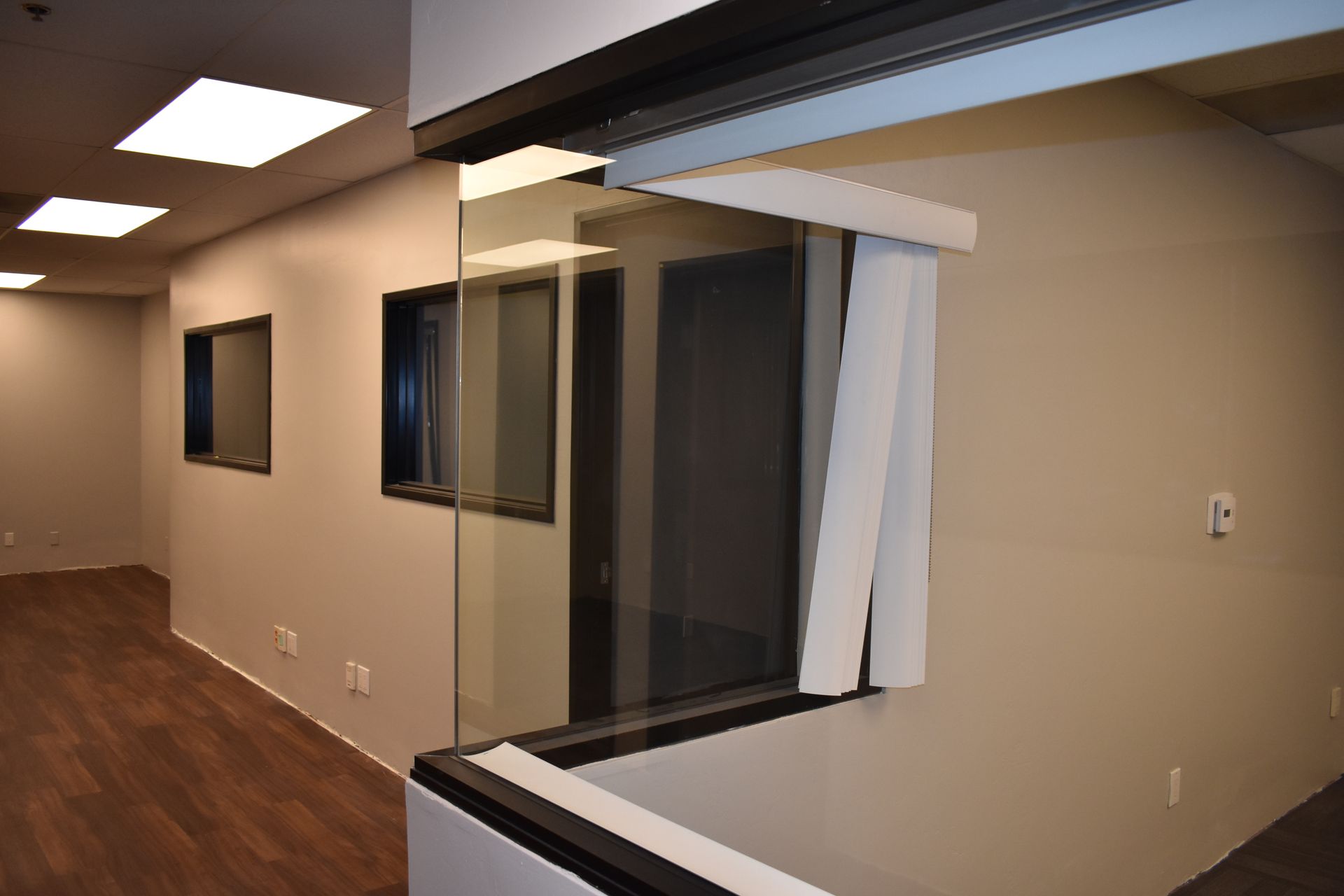 An empty room with a window that has the letter p on it