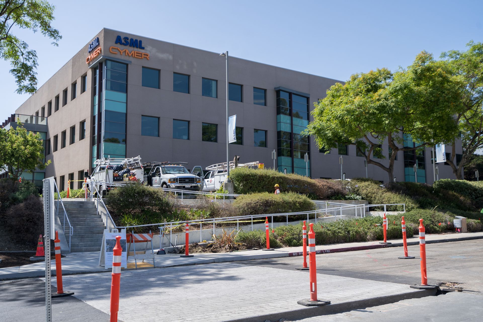 A large building with the word asml on the side of it