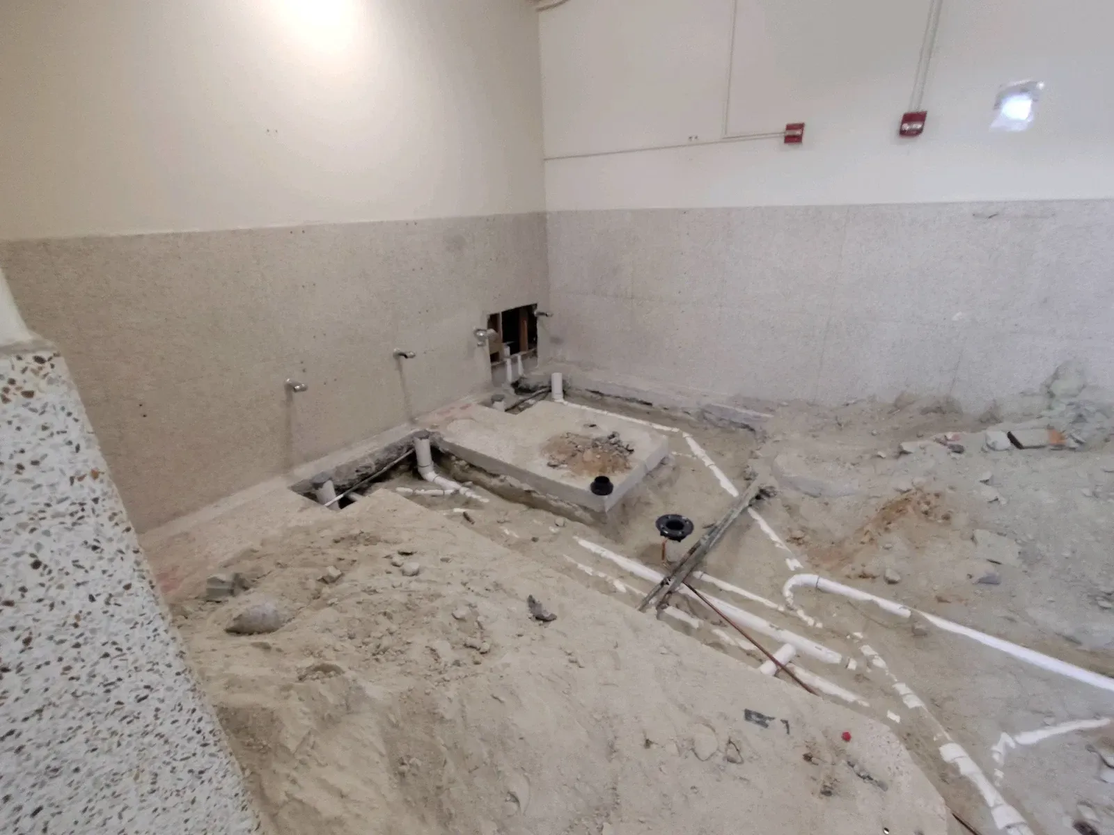 A room with a lot of pipes laying on the floor.
