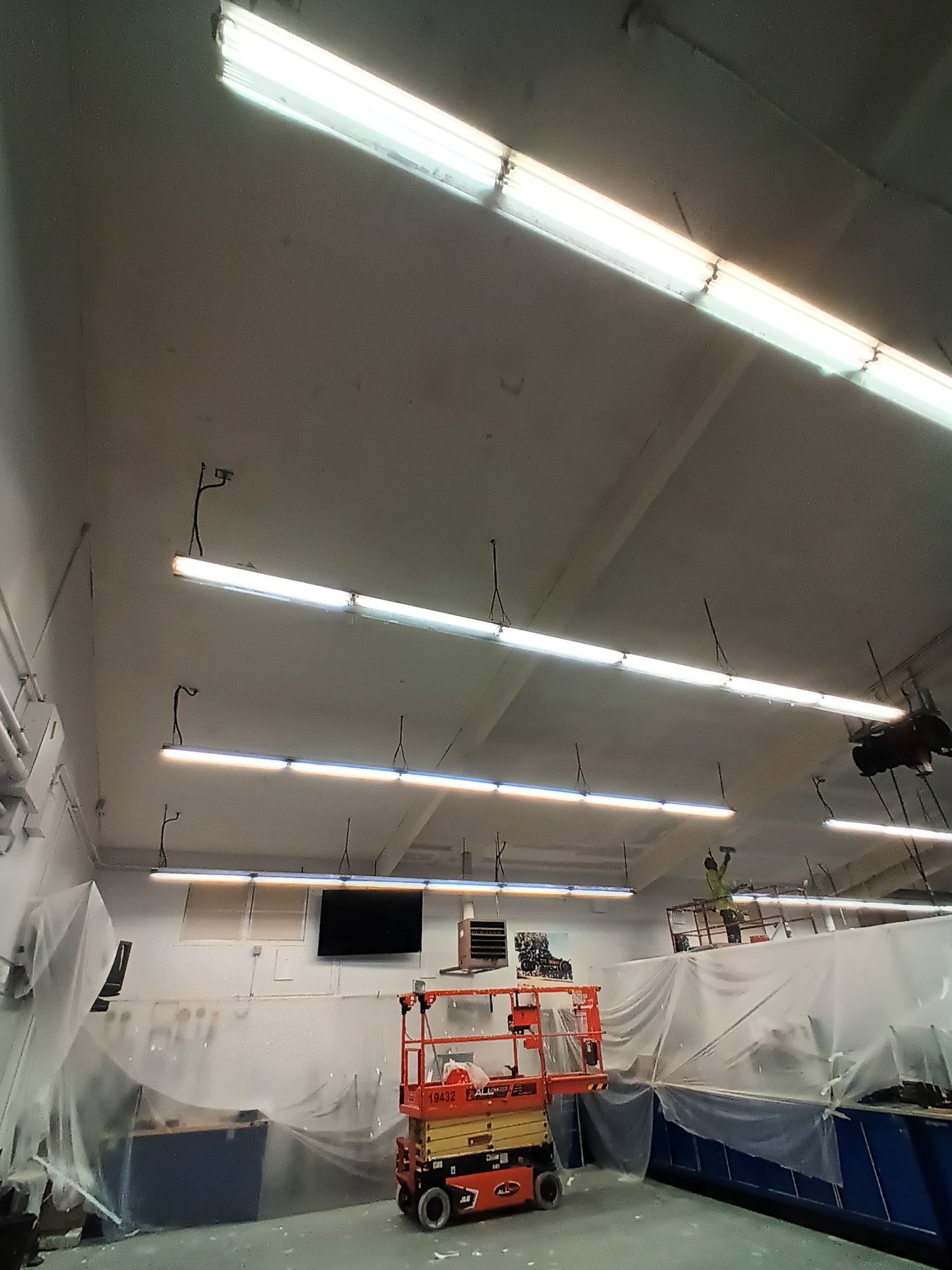 A ceiling with a lot of lights hanging from it