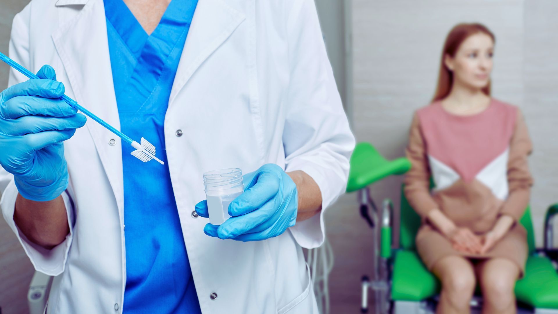 Un medico tiene un tampone e una spazzola davanti a un paziente.