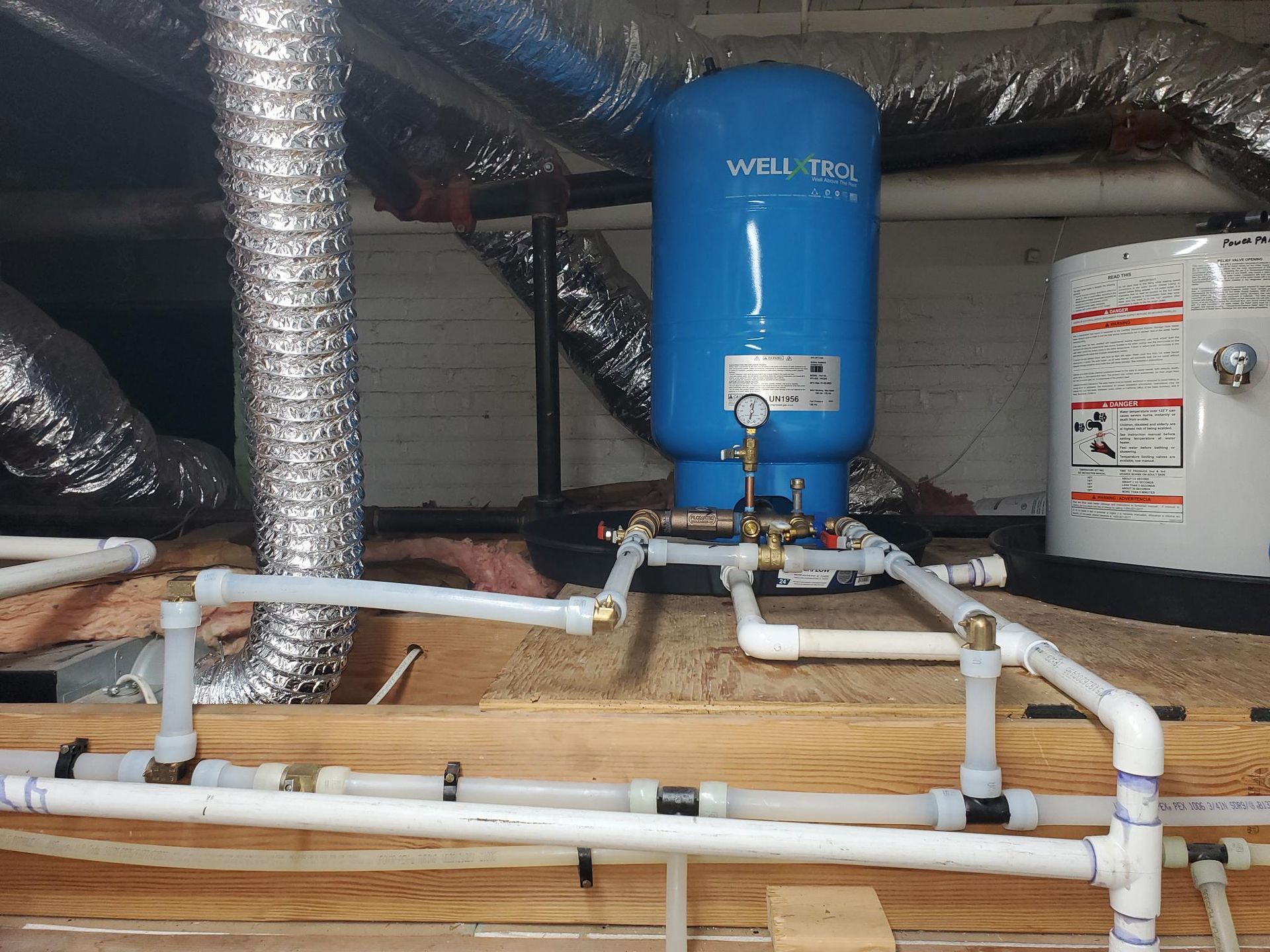 A blue tank with the word welltec on it