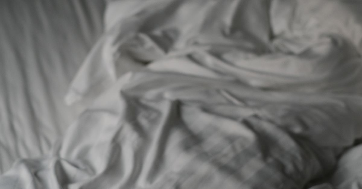 Couture d'un matelas inspectée à la recherche de punaises de lit