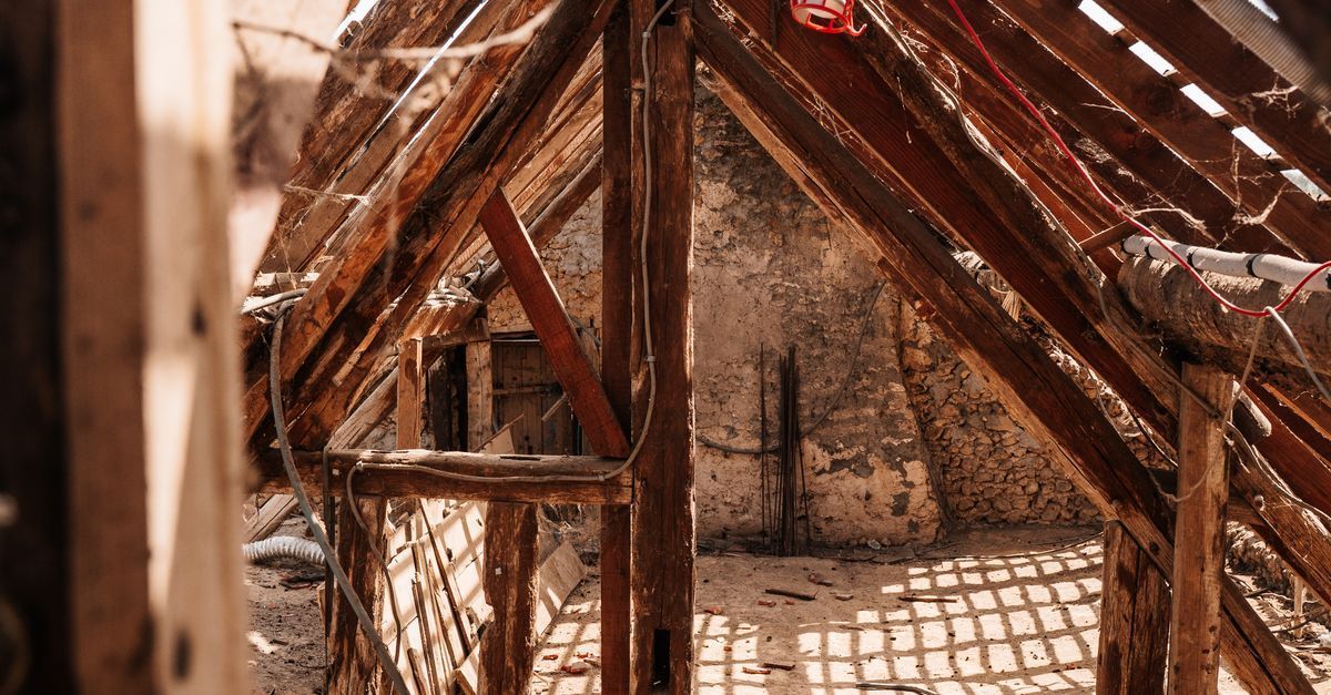 Charpente en bois dans des combles