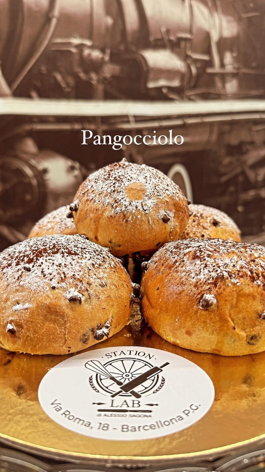 un mucchio di panini con zucchero a velo su un piatto .