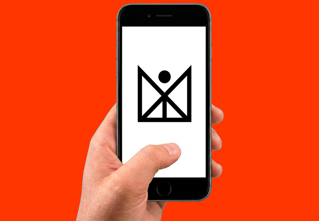 Mão segurando um smartphone com um logotipo preto em uma tela branca contra um fundo laranja.