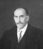 Retrato em preto e branco de um homem de terno e gravata contra um fundo liso.