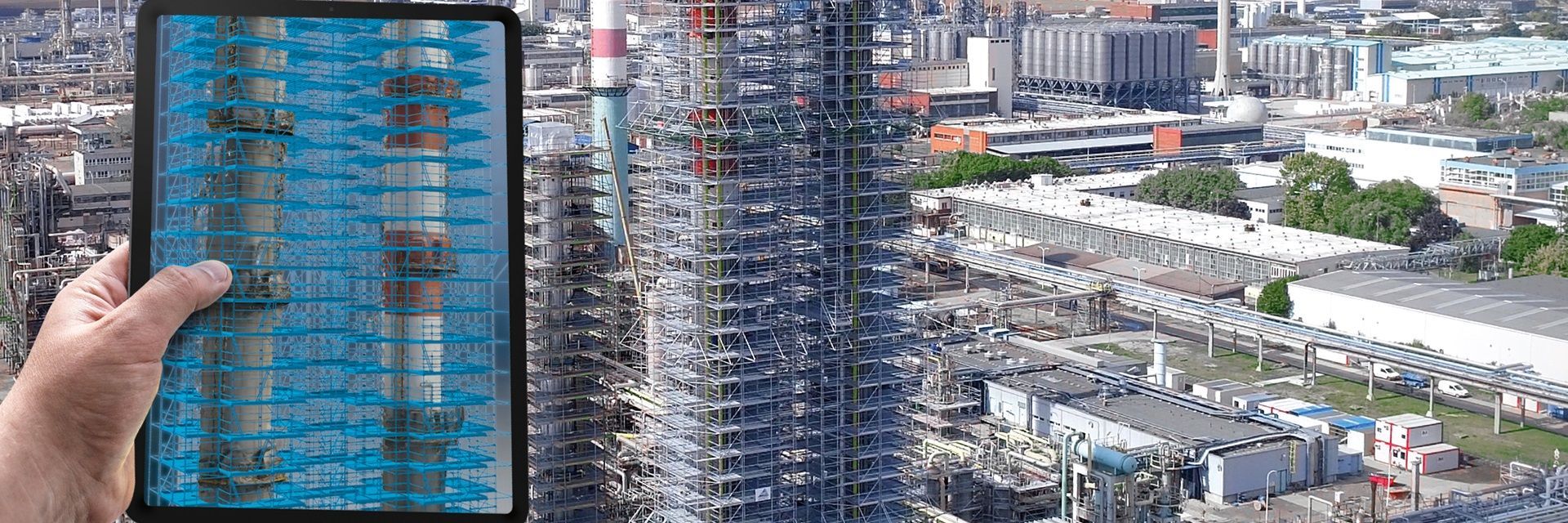 Mão segurando um smartphone com uma paisagem urbana e prédios altos ao fundo.