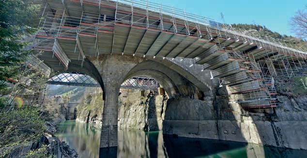 Plataforma FlexDeck Layher instalada em ponte de arcos sobre um rio