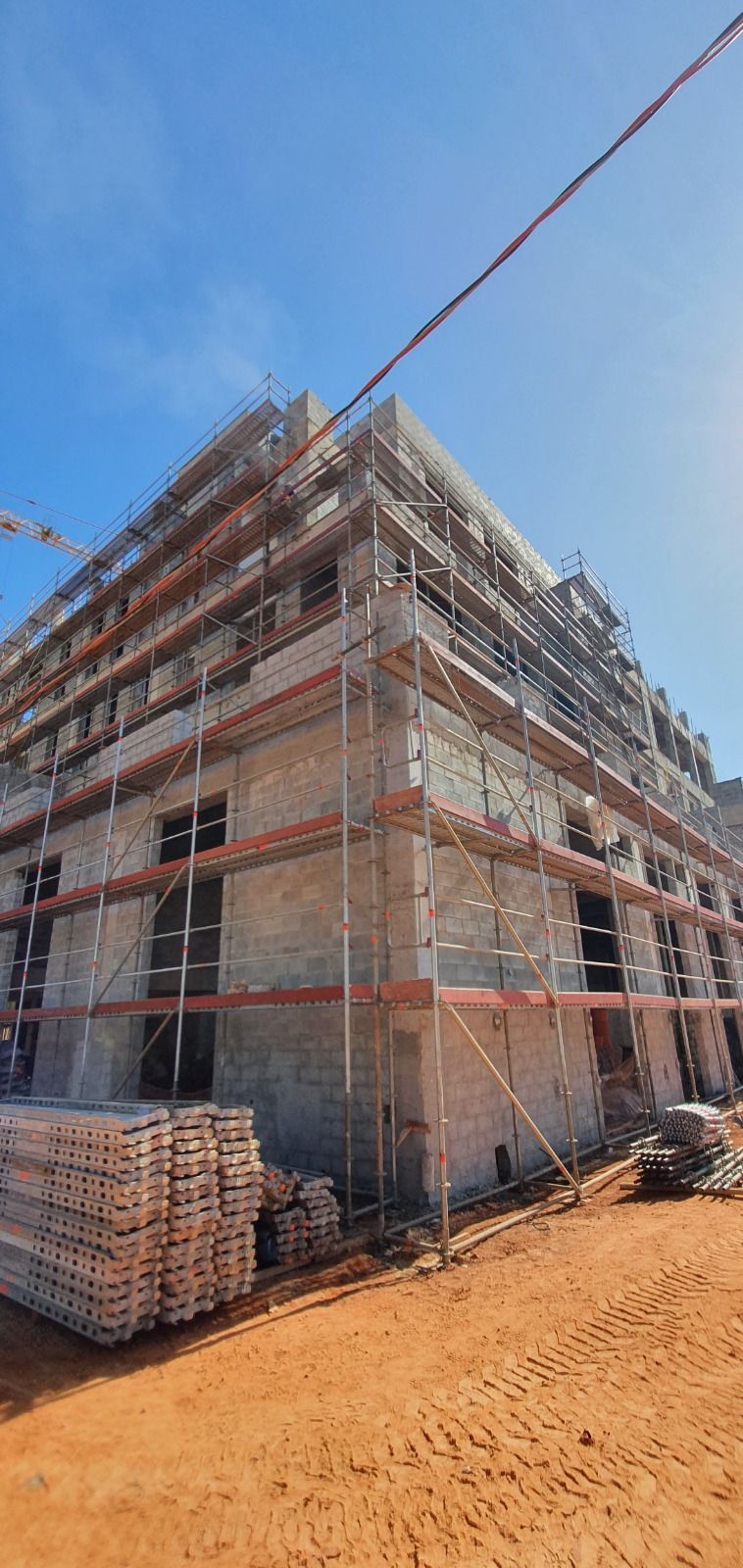 Vista geral do Sistema AGS Layher instalado em uma obra
