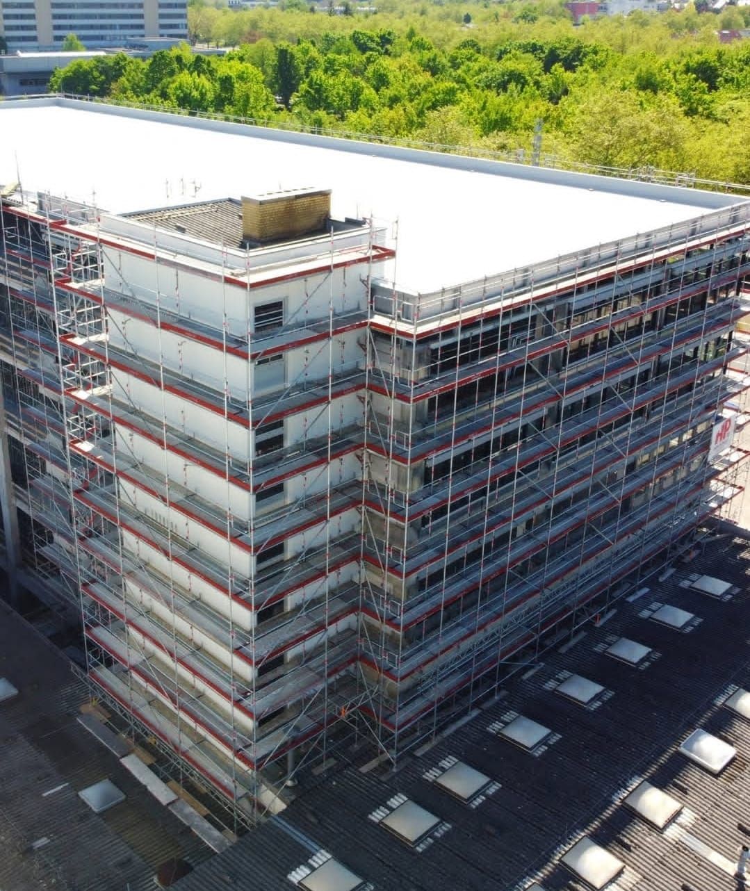 Vista aérea de uma fachada equipada com o Sistema AGS Layher