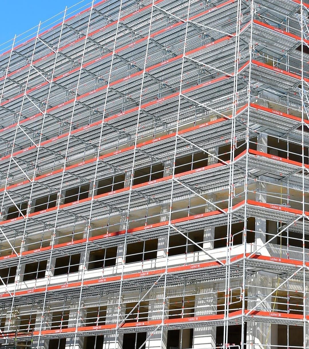 Sistema AGS Layher instalado na fachada de um edifício em construção