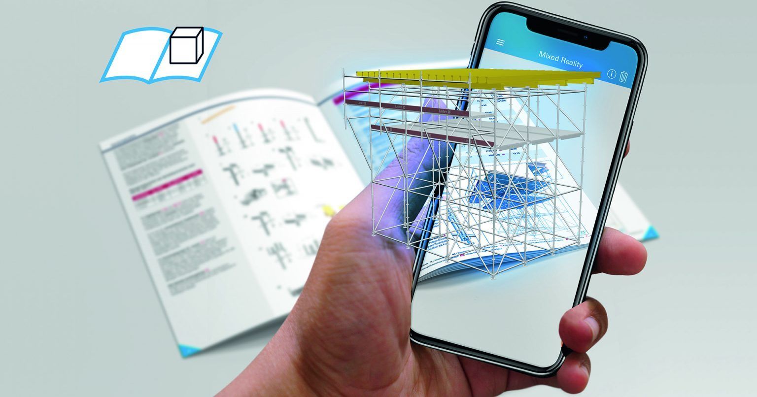 Mão segurando um smartphone com um gráfico 3D em wireframe sobre um caderno aberto e uma caneta em uma mesa.