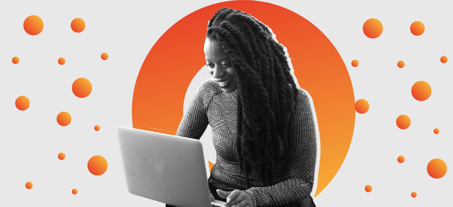 Mulher negra sentada com computador