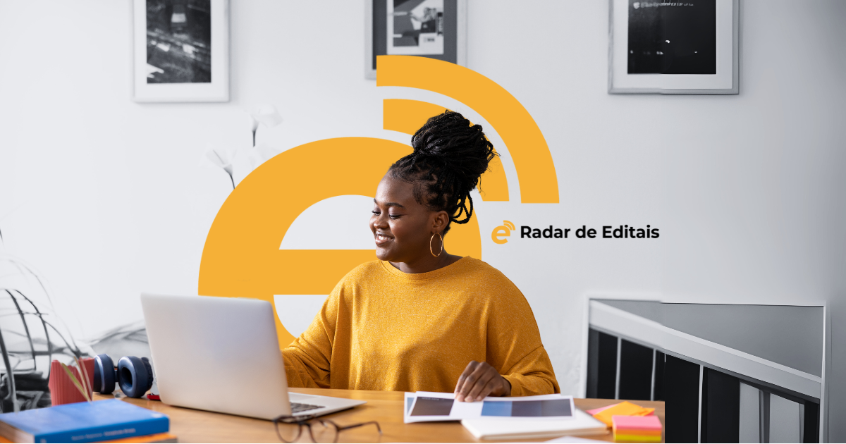 Uma mulher negra sentada mexendo no computador