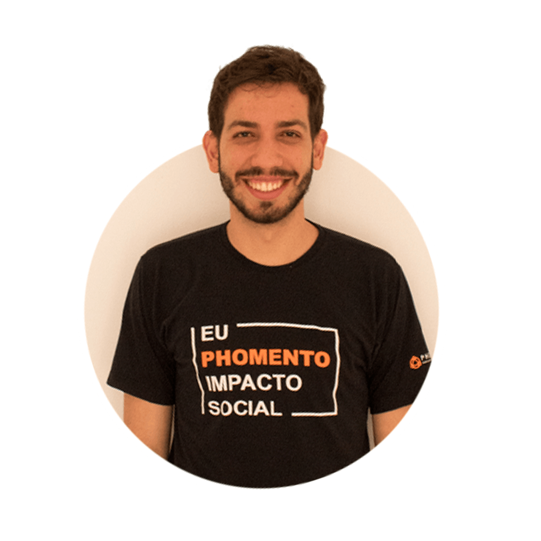 Um homem vestindo uma camisa preta que diz eu phamento impacto social