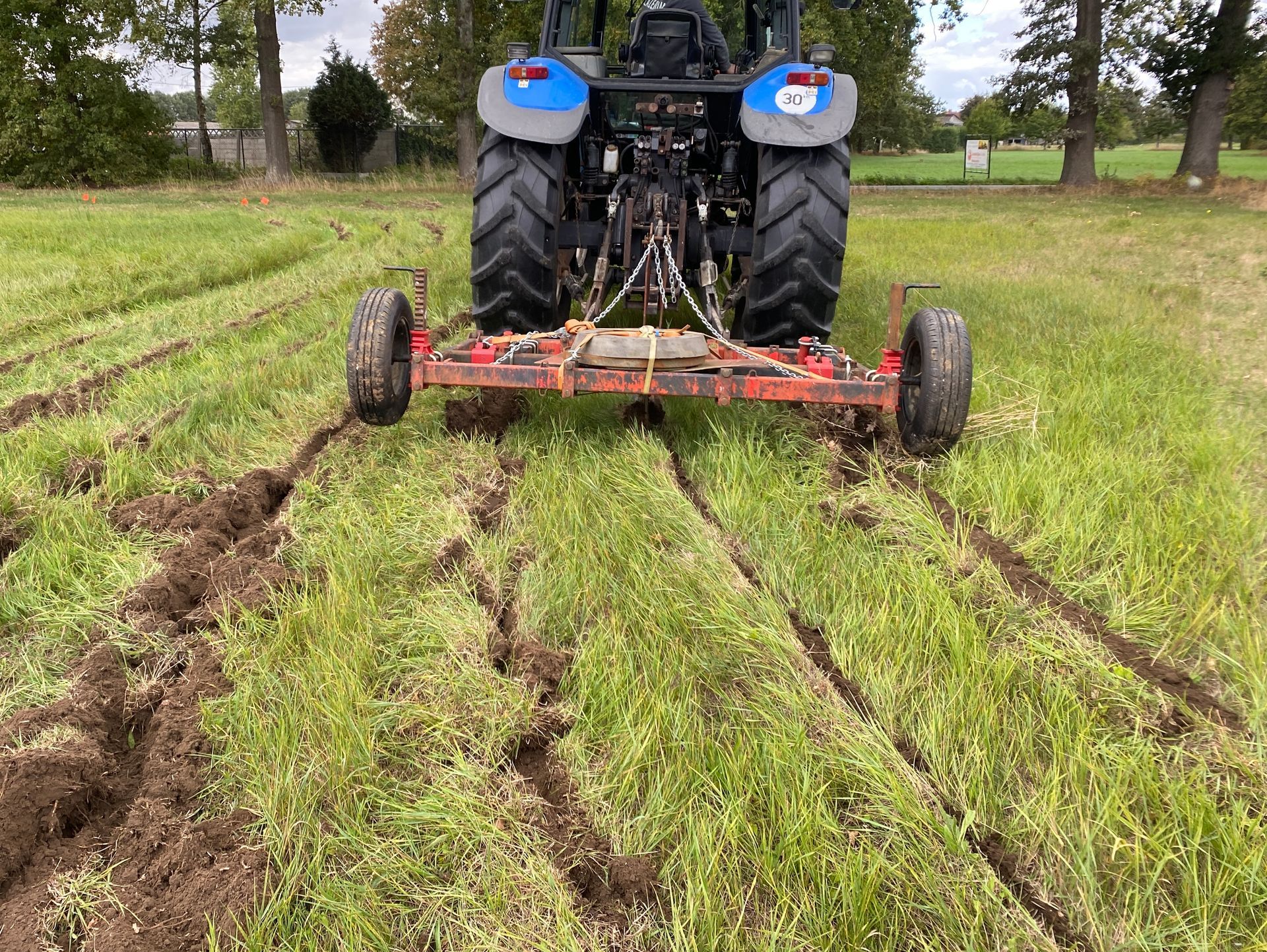 Tractor met een Yeomans diepwoeler