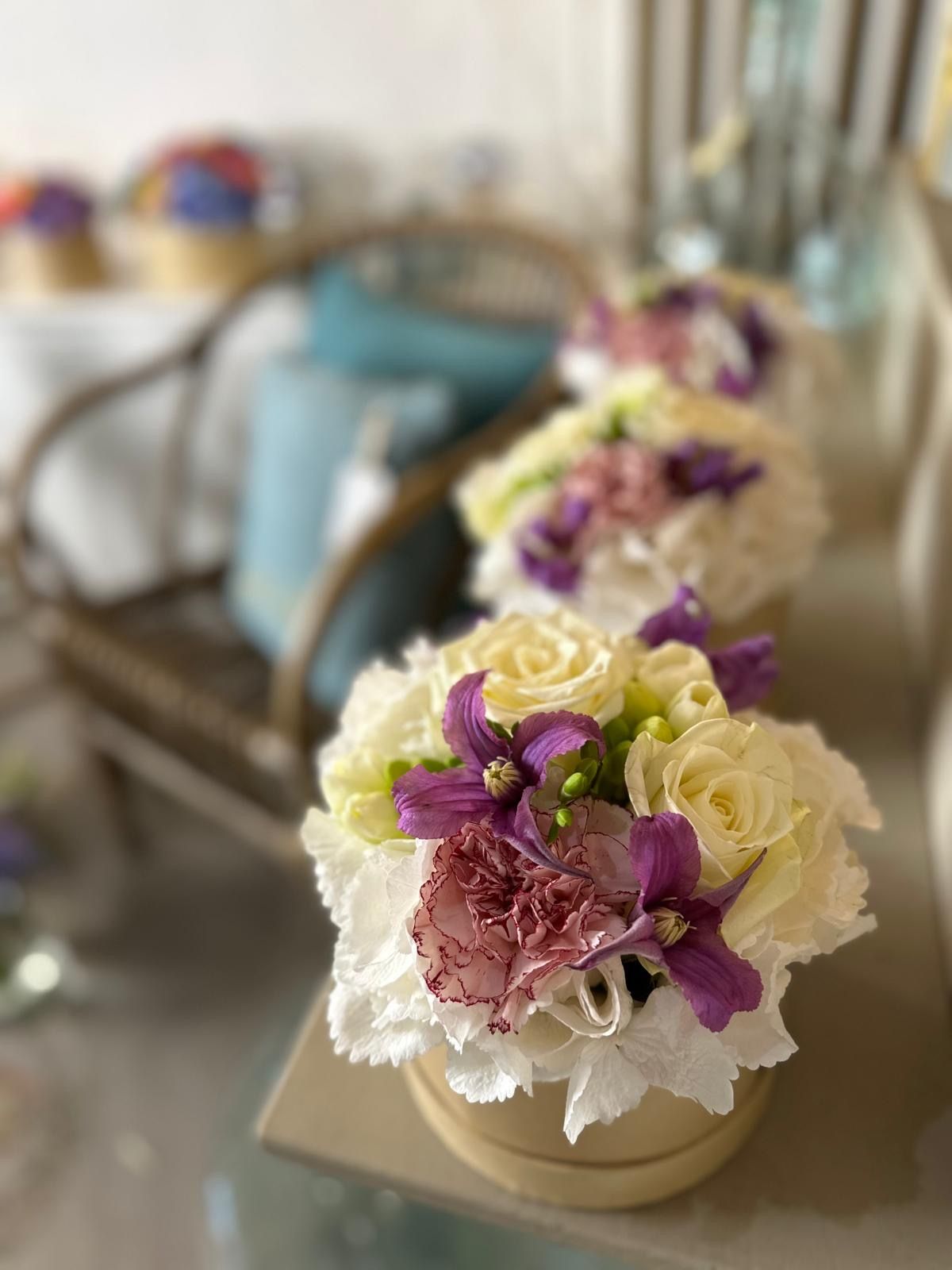 Une femme tient un bouquet de fleurs roses et violettes