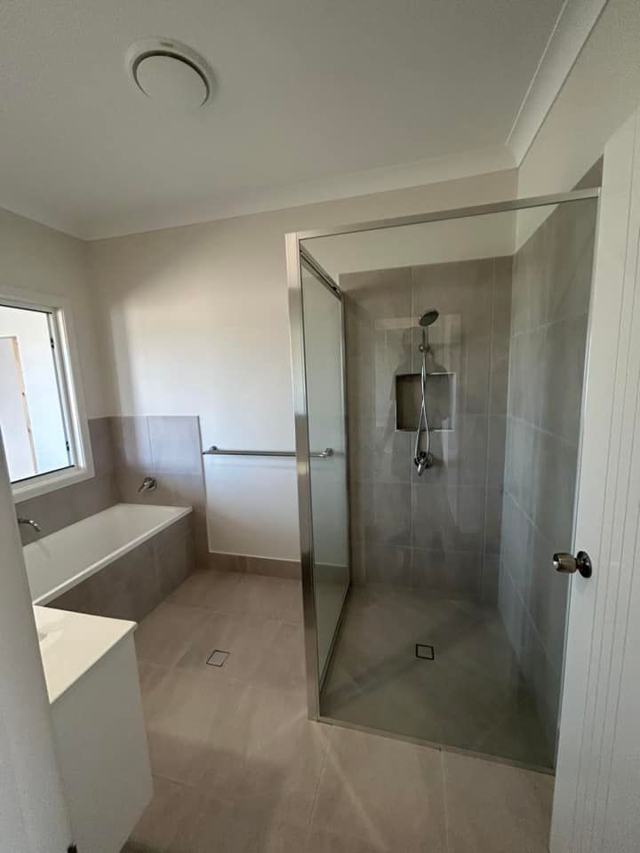 Classic Queensland Homes Presents a Charming Bathroom Featuring a Bathtub — Builder In Gympie, QLD