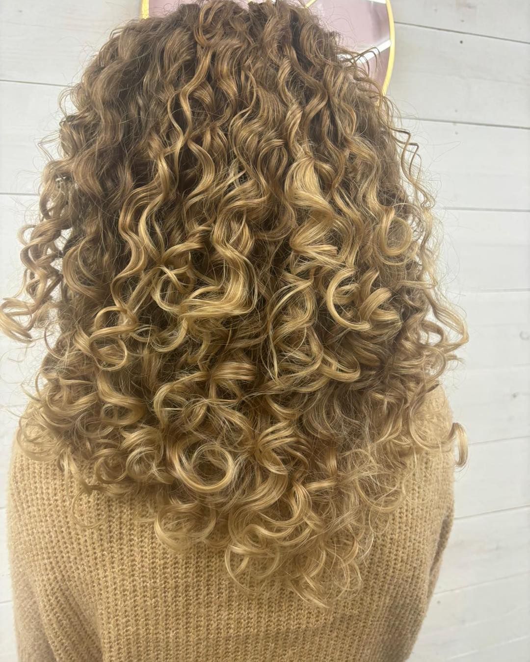 mediumcurly hairs