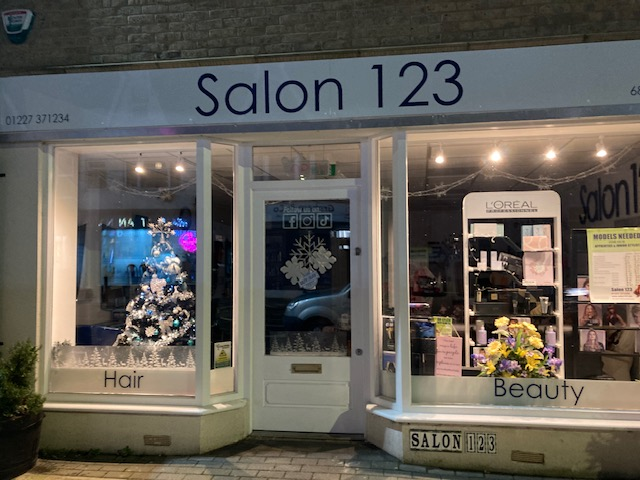 Front-view-of-Salon-123