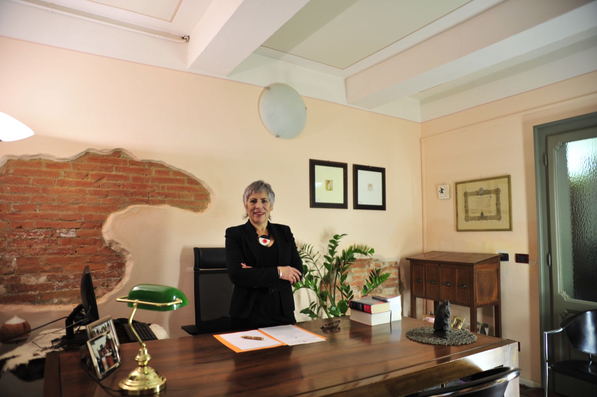 Avvocatessa nel suo ufficio
