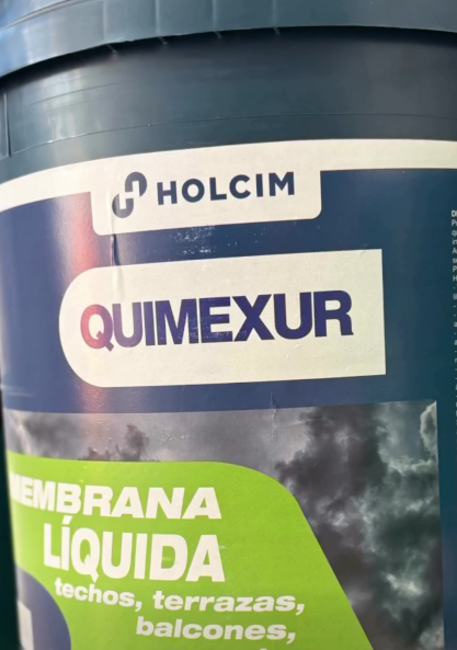 Etiqueta del envase de membrana de Holcim Quimexur líquido en azul, blanco y verde.