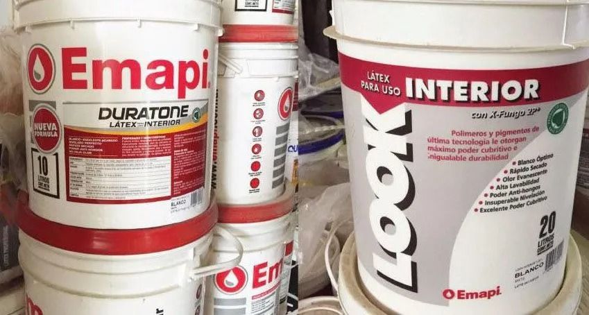 Cubos de pintura apilados con etiquetas de Emapi/DURATONE y LOOK INTERIOR en rojo, blanco y marrón.