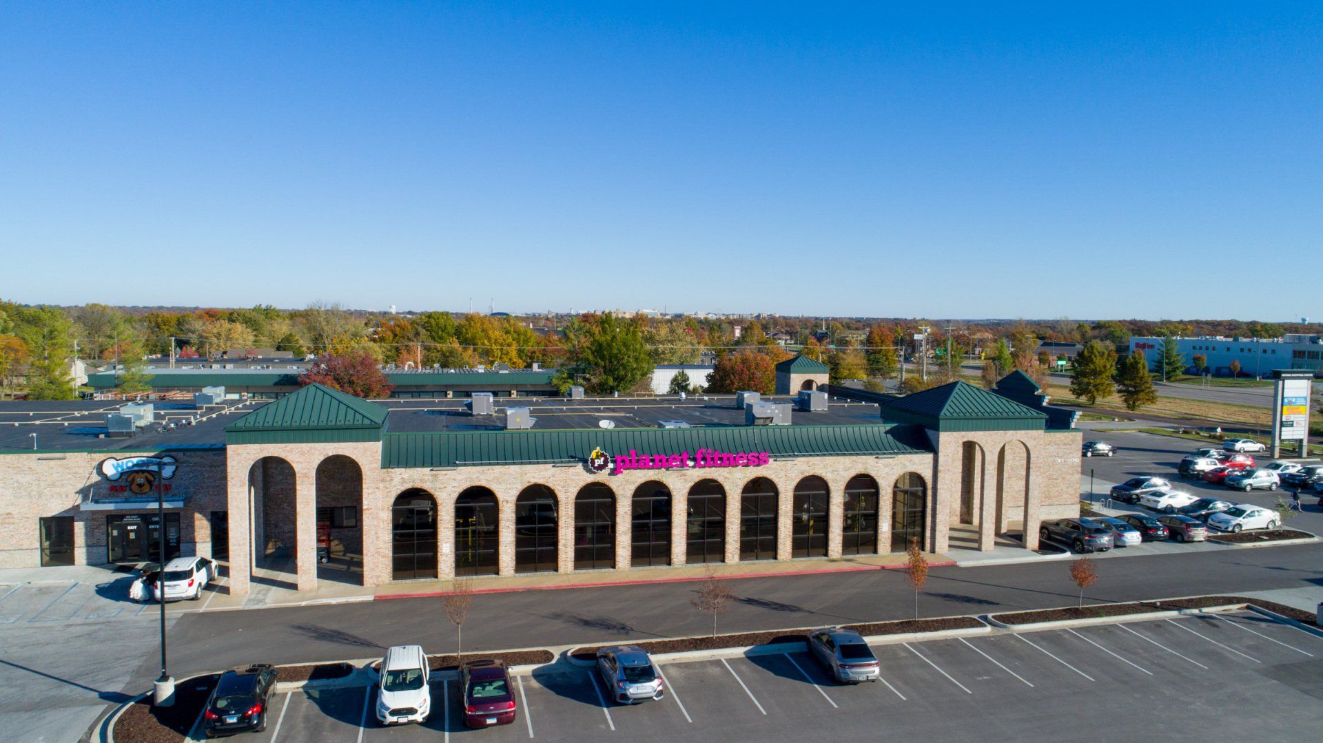 Nifong Shopping Center in Columbia, Missouri | Planet Fitness | Lindner Properties