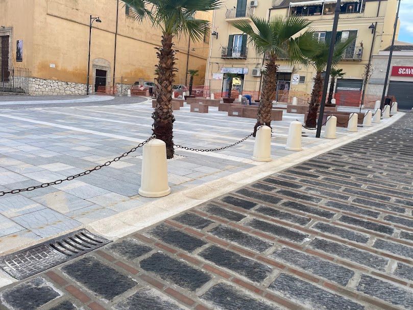 Una parete verticale caratterizzata da una facciata in pietra chiara e strutturata, con una sezione di pietre.