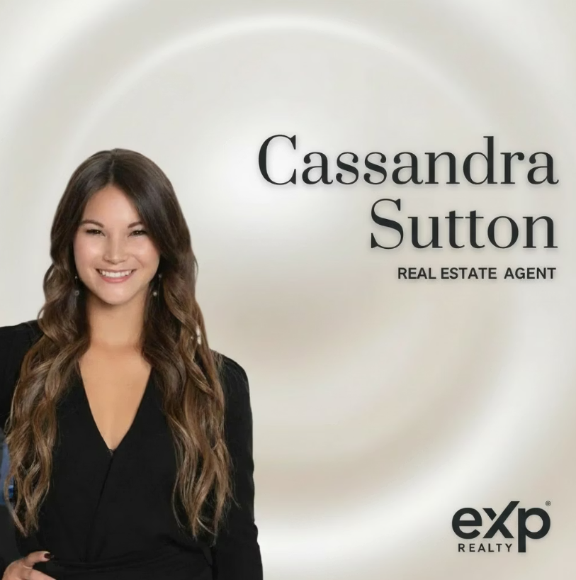 Real estate agent Cassandra Sutton portrait with logo on a light swirl background
