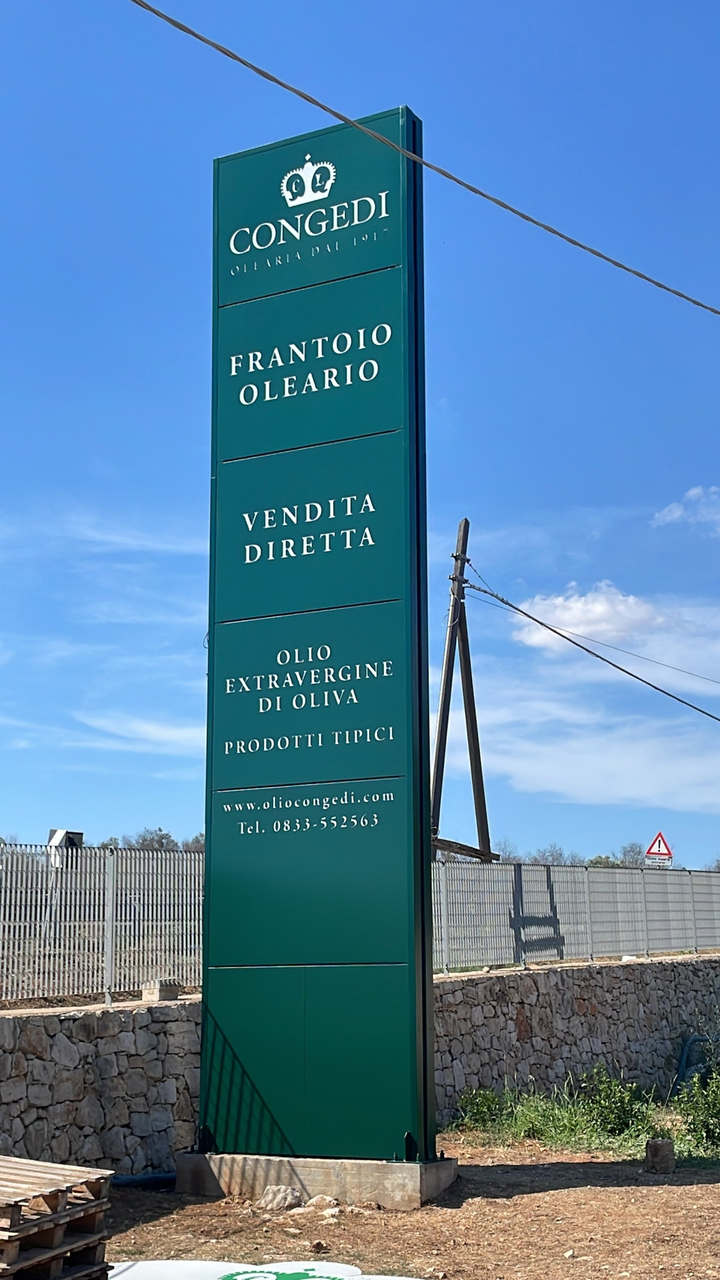 totem pubblicitario per un frantoio