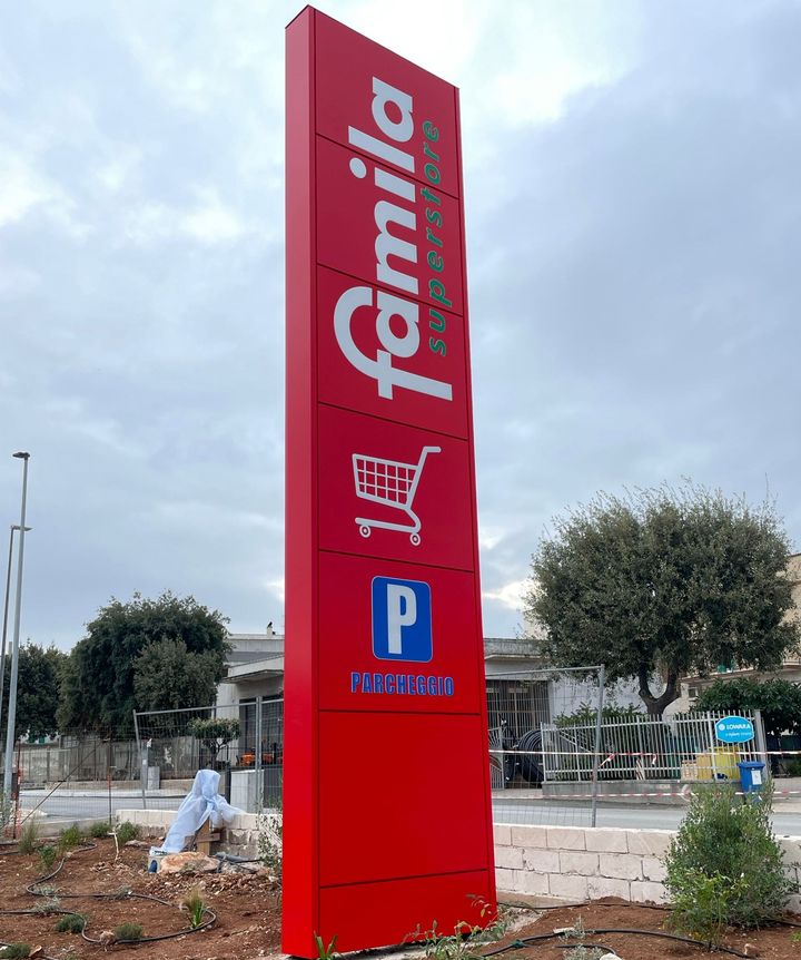 totem pubblicitario