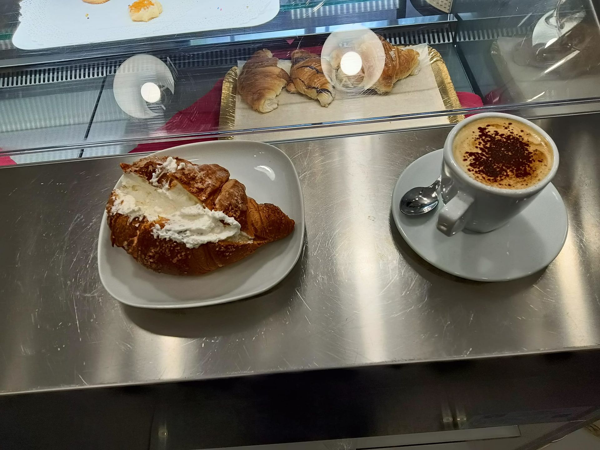 Cappuccino, cornetto ripieno e brioche