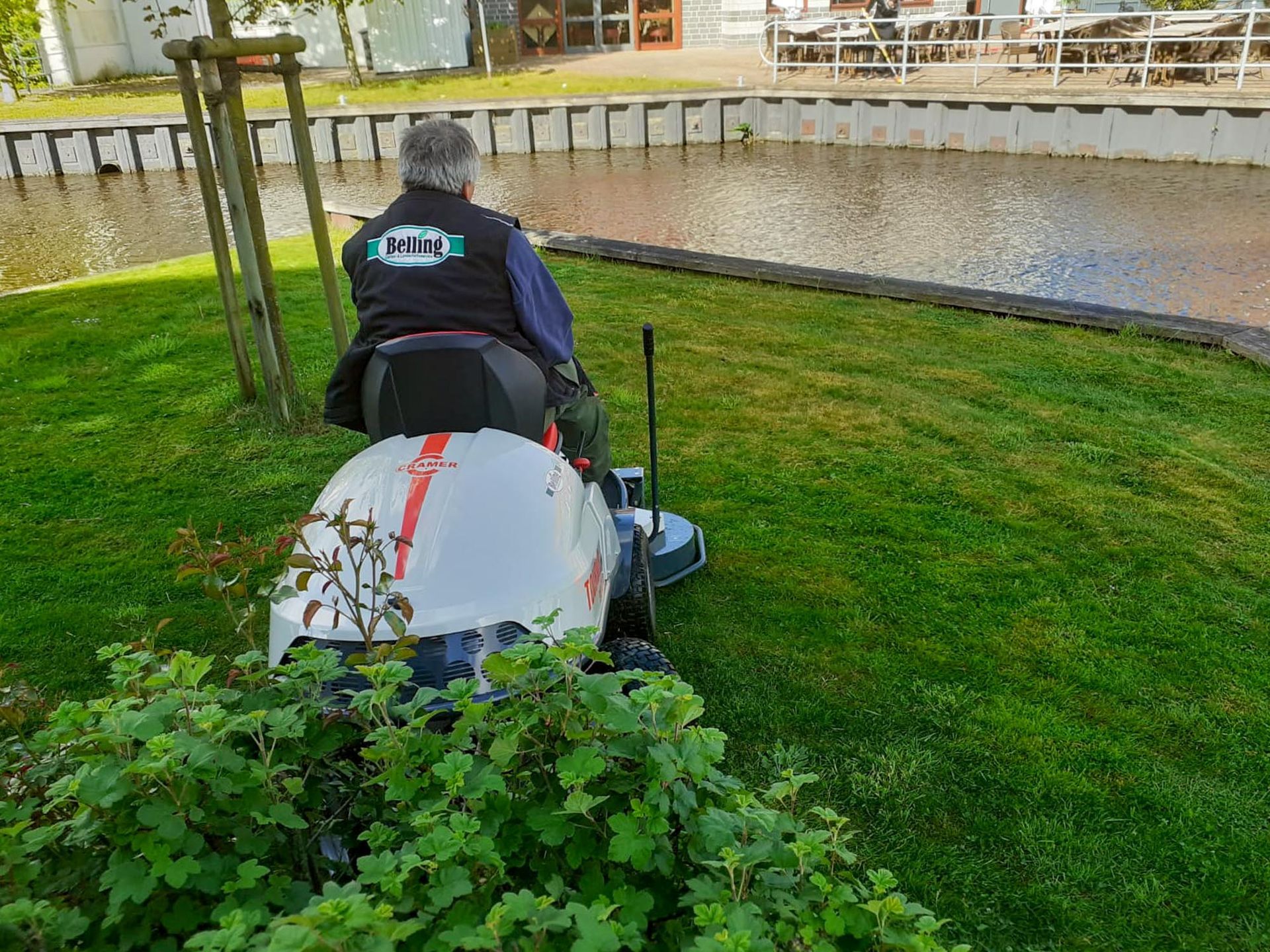 Wege, Rasenflächen und Beete in einer neu angelegten Gartenlandschaft